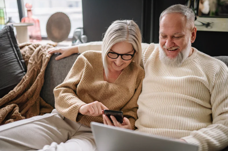 SIBH couple on a computer
